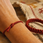 Signification du bracelet rouge : amour et protection, porté au poignet gauche ou droit
