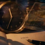 23h33 signification spirituelle : horloge à 23h33 et carte du tarot Jugement